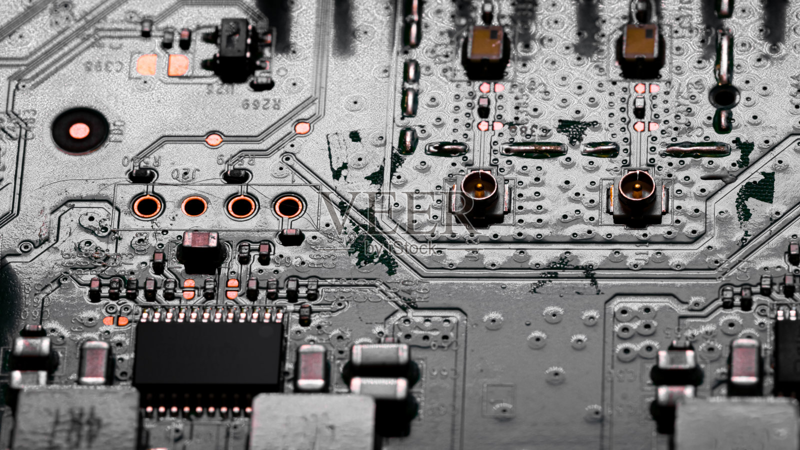 PC电路板上元件和微芯片的特写照片摄影图片