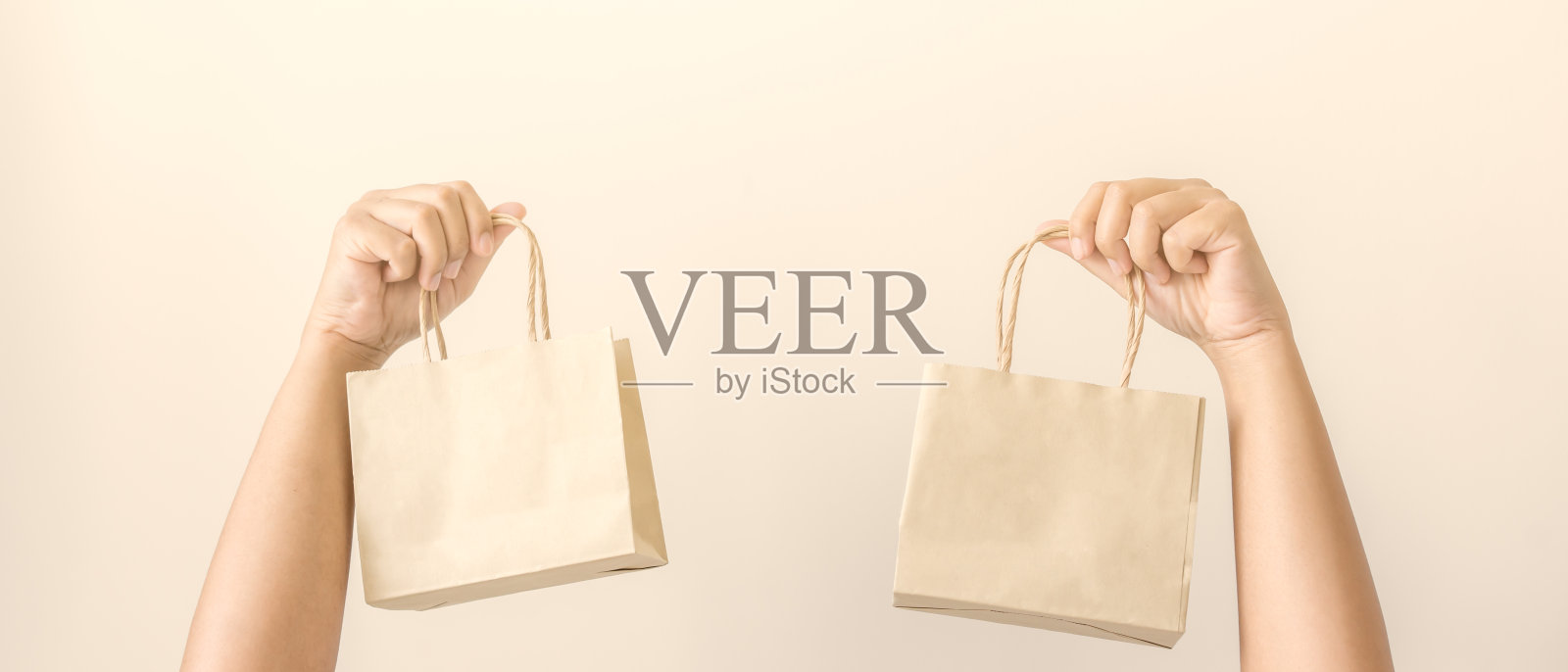 妇女提着纸袋重复利用的理念，回收利用物品，做到零浪费。照片摄影图片