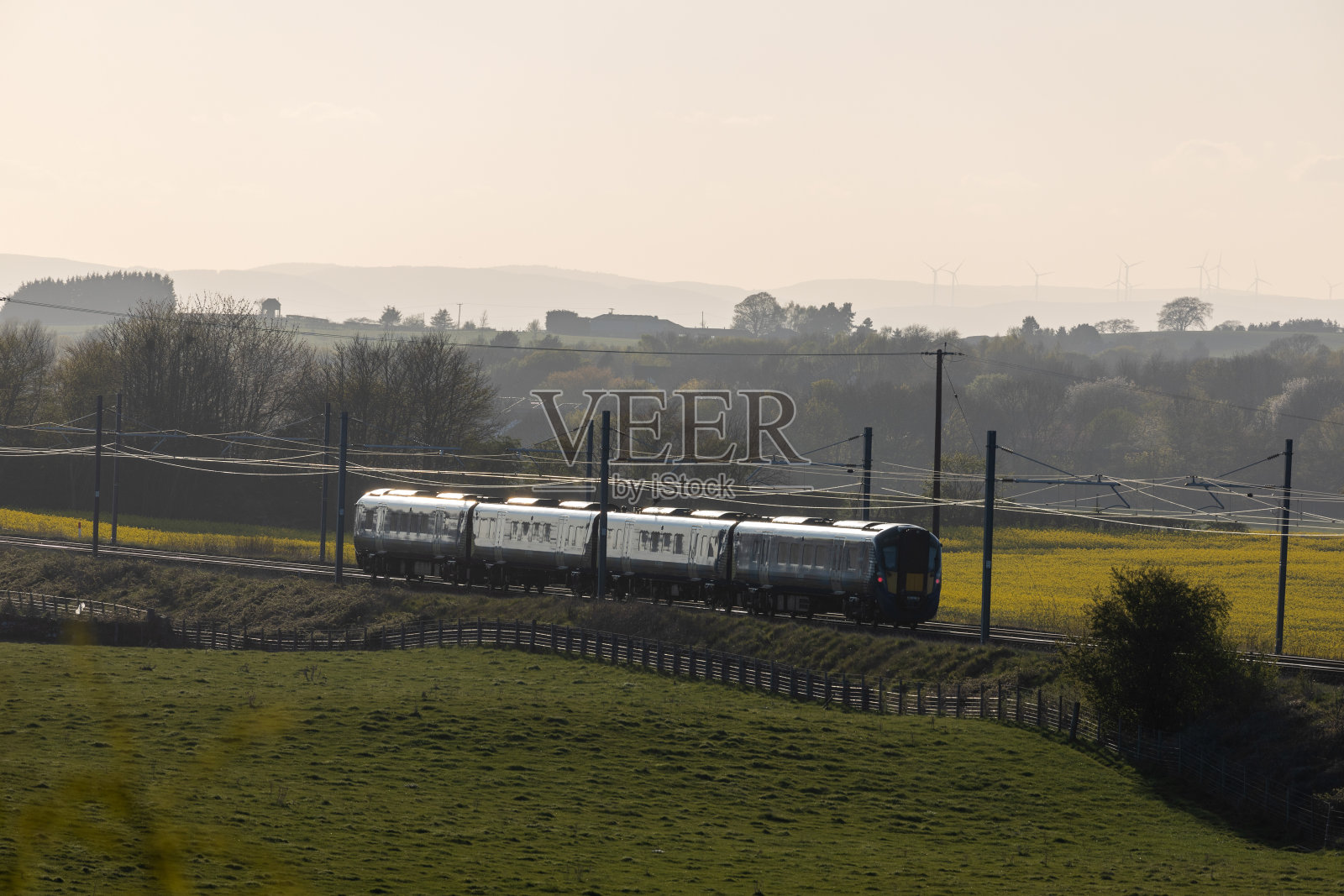 ScotRail火车和日落照片摄影图片