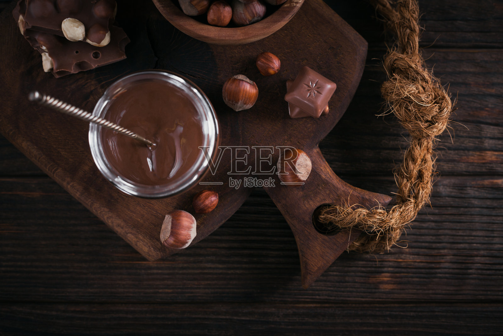 自制的榛子巧克力牛奶涂在黑色的背景上照片摄影图片