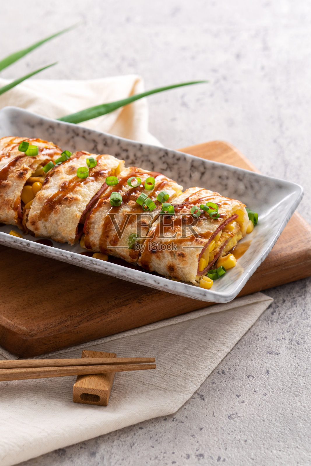 美味的台湾煎蛋卷，火腿玉米粒煎饼卷。照片摄影图片