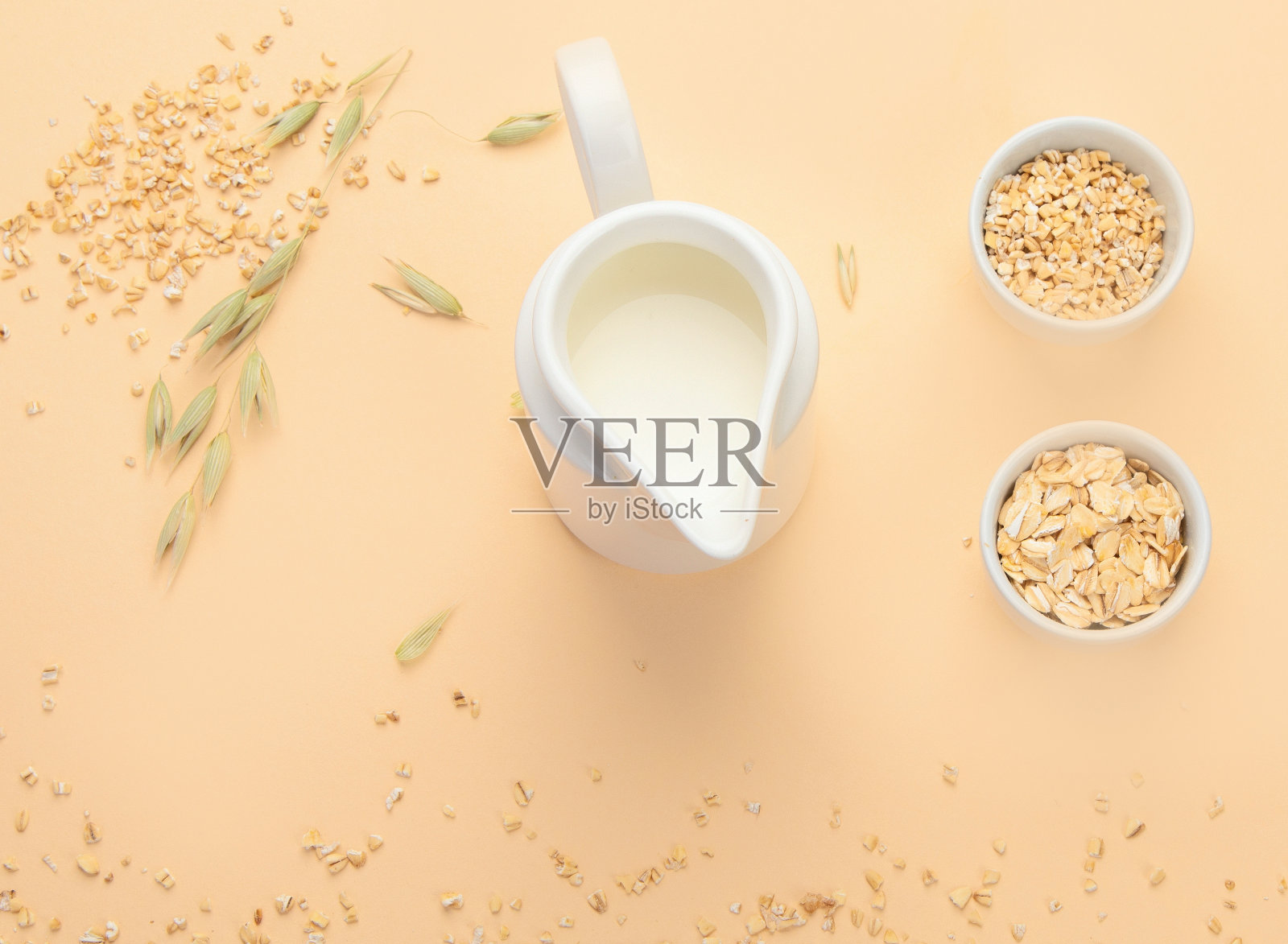 彩色背景上的燕麦。照片摄影图片