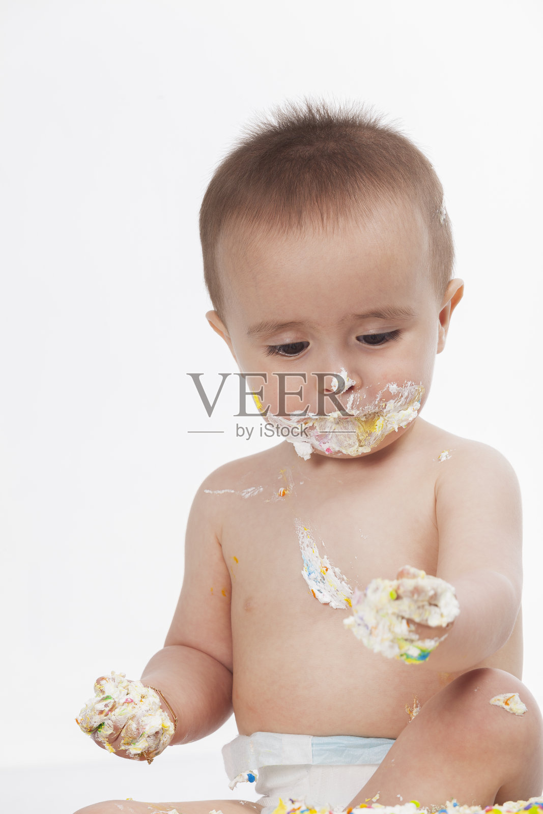 漂亮的宝宝在照相馆拍他第一年的照片照片摄影图片