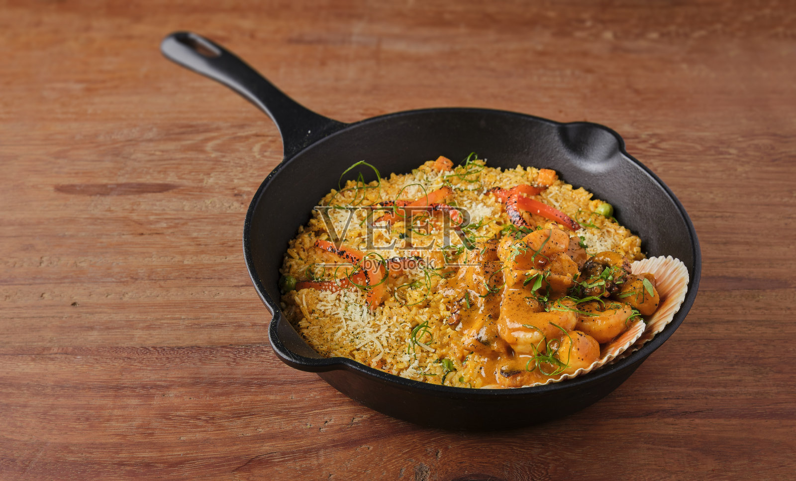 秘鲁菜:米饭配海鲜。Arroz con Mariscos，平底锅食物，选择性集中。照片摄影图片