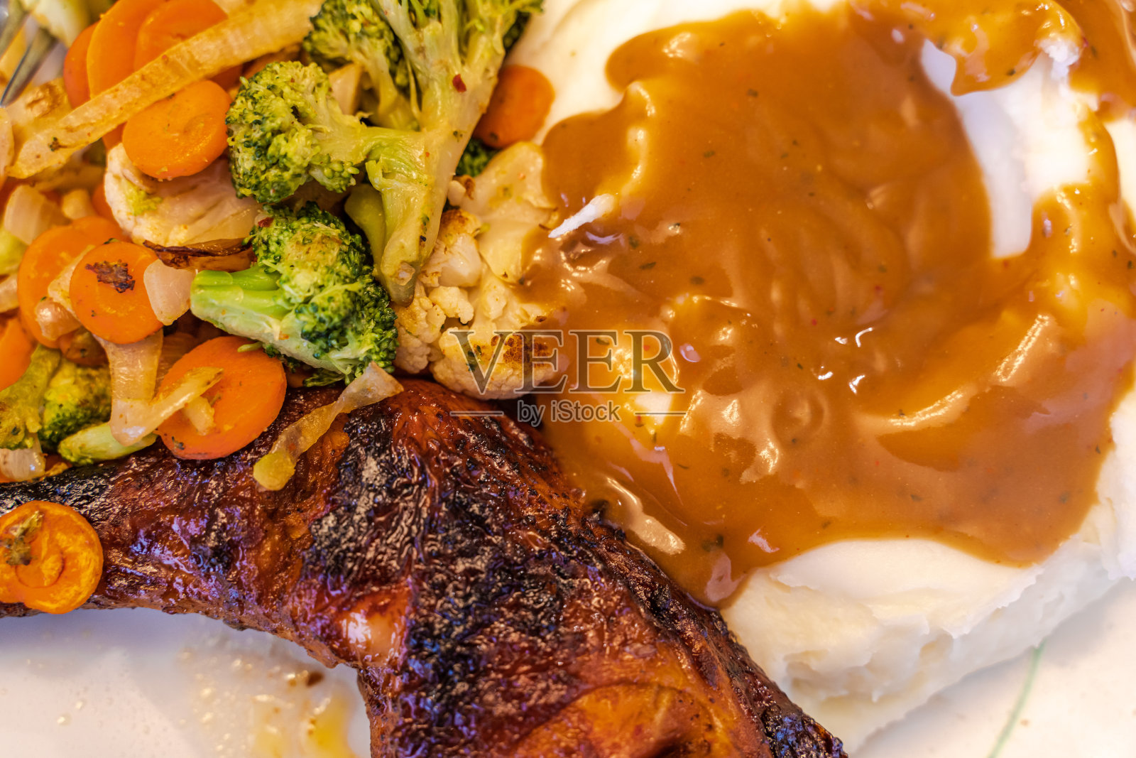 烤鸡腿配土豆泥，即食照片摄影图片