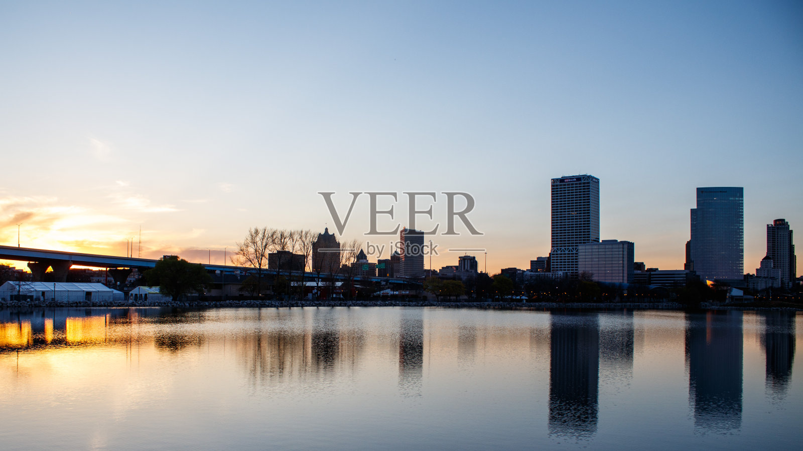 密尔沃基天际线反射照片摄影图片