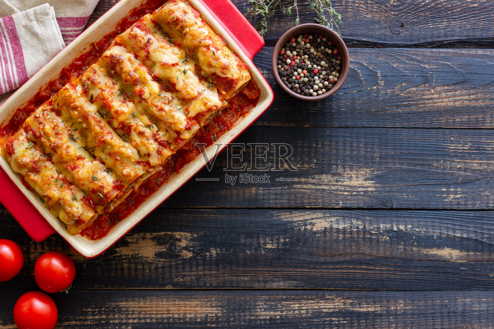 肉，奶酪，西红柿和百里香的肉卷。意大利菜。照片摄影图片