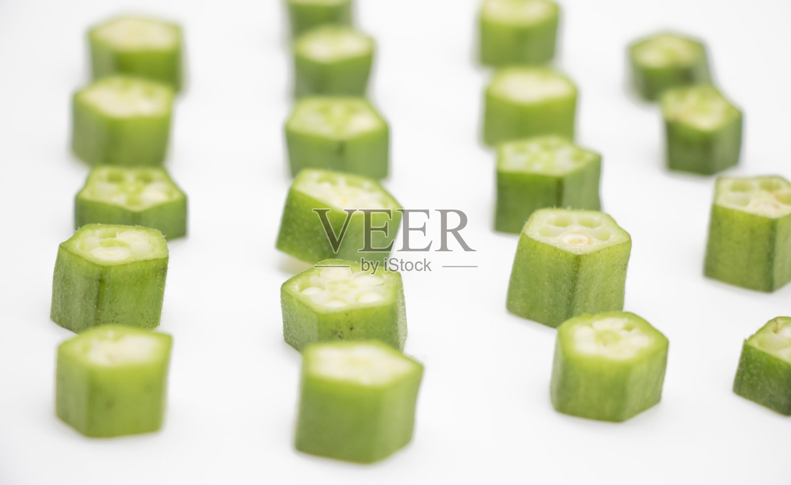 秋葵或小姐手指片放在白色照片摄影图片