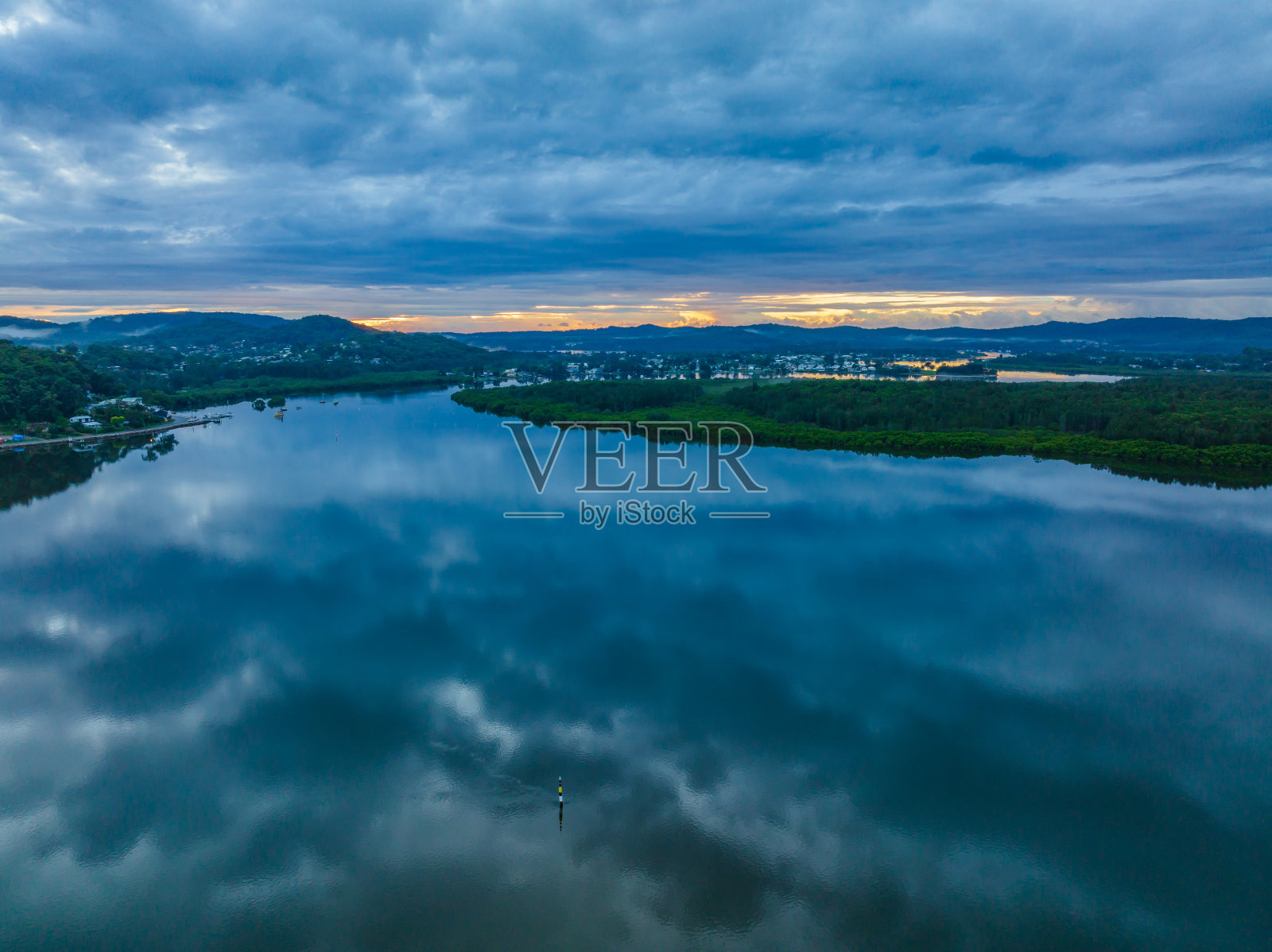 下雨天，日出在海滨照片摄影图片