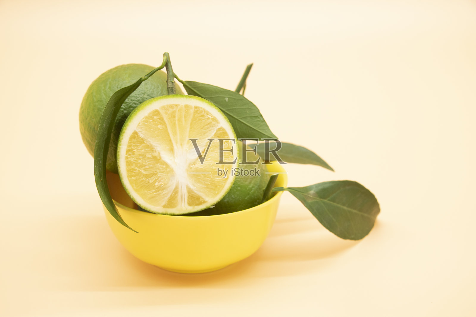 半片桔子或桔子绿单独在一个彩色的背景照片摄影图片