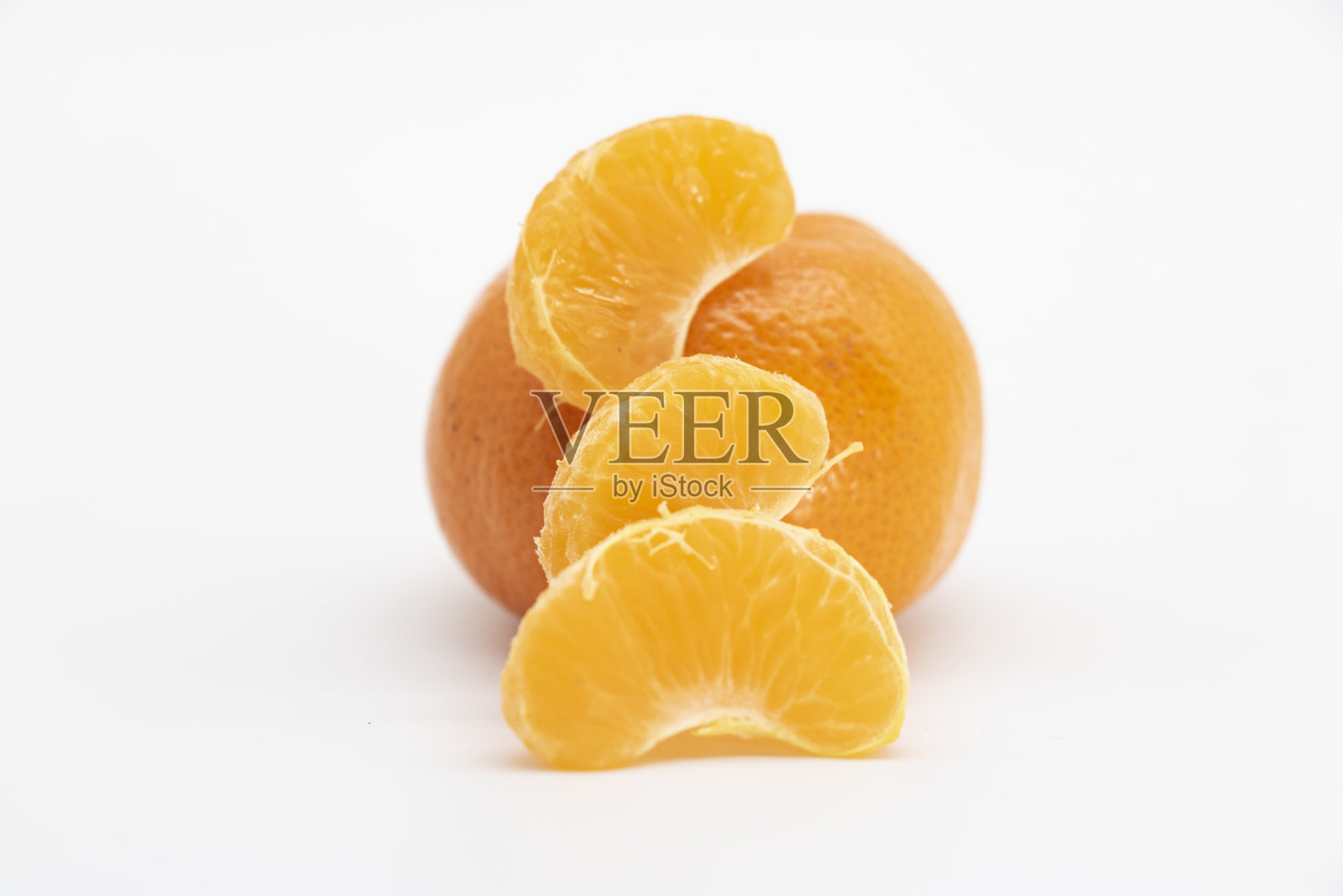 把整个橘子或卡玛拉放在盘子里，放在白色背景上，照片摄影图片