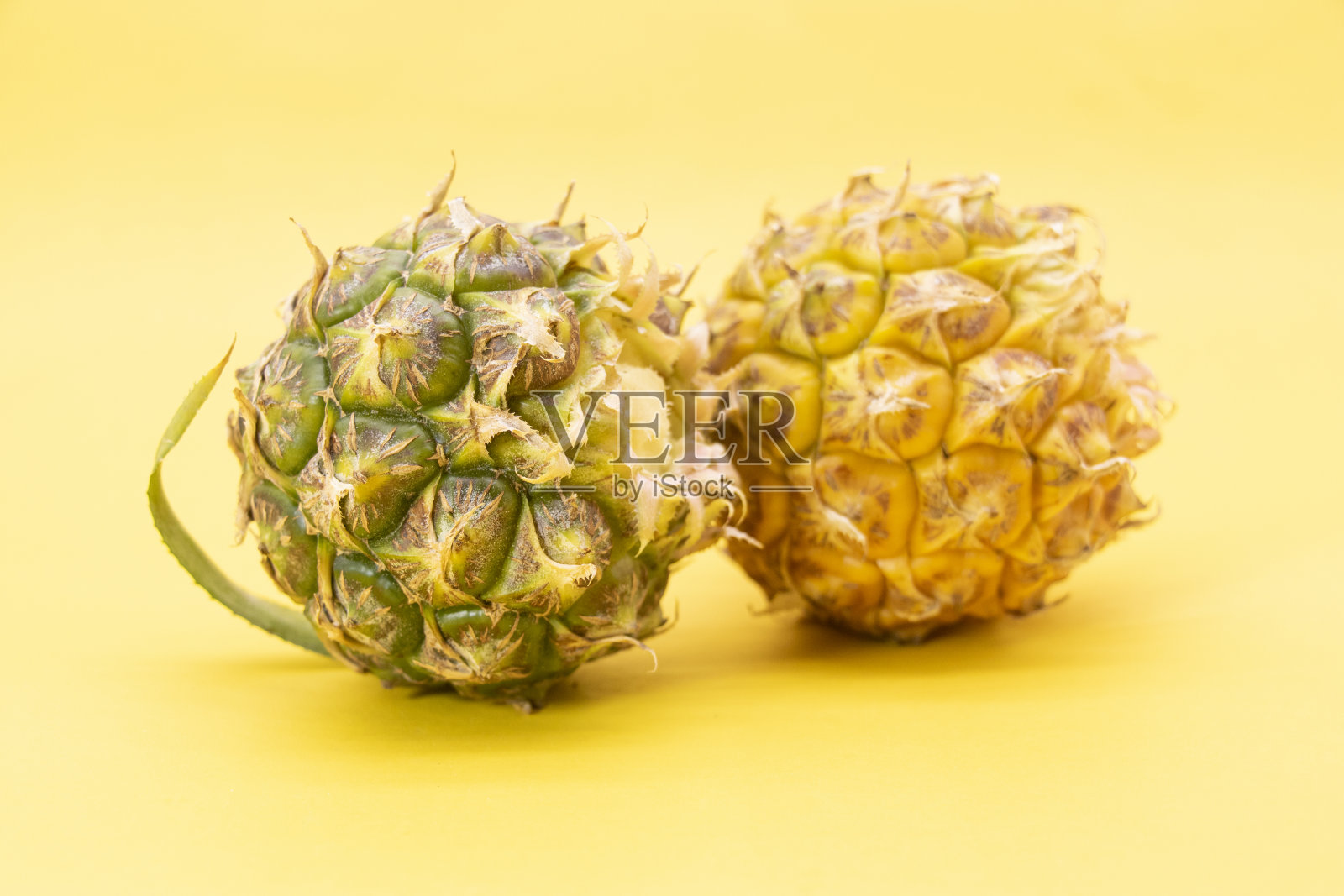 新鲜青菠萝分离的背景，健康丰富的果实，选择性重点照片摄影图片