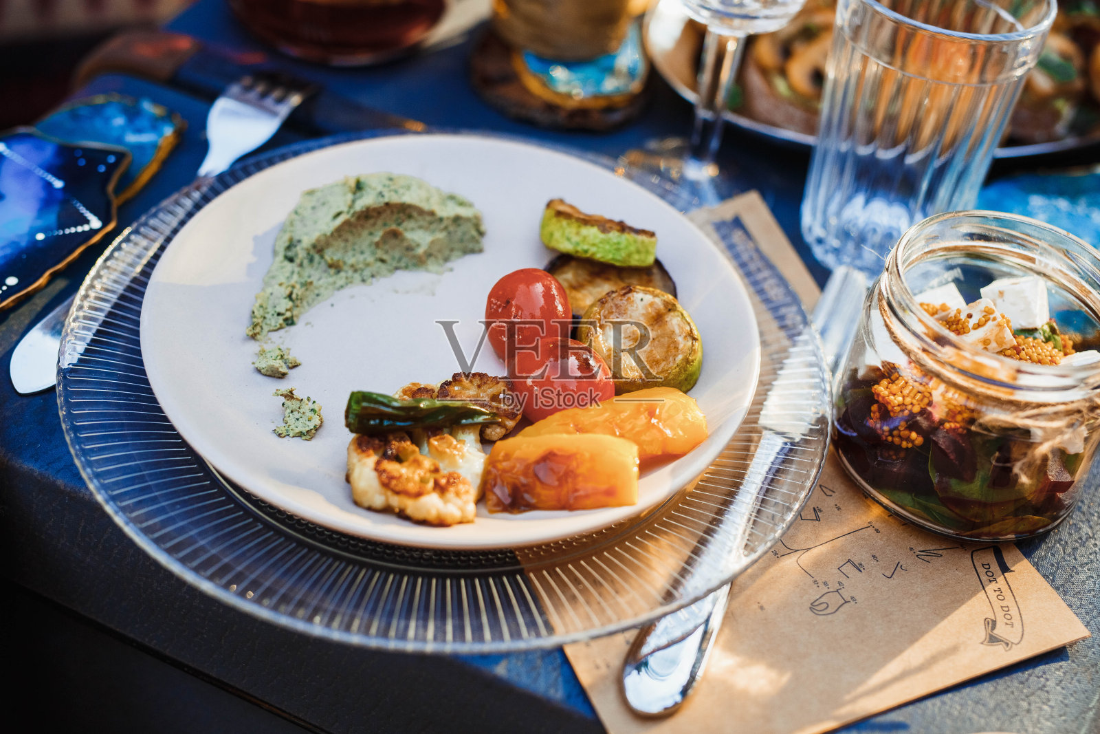 波希米亚风格的婚礼装饰。露营者的风格。生态风格的家居装饰和舒适的概念照片摄影图片