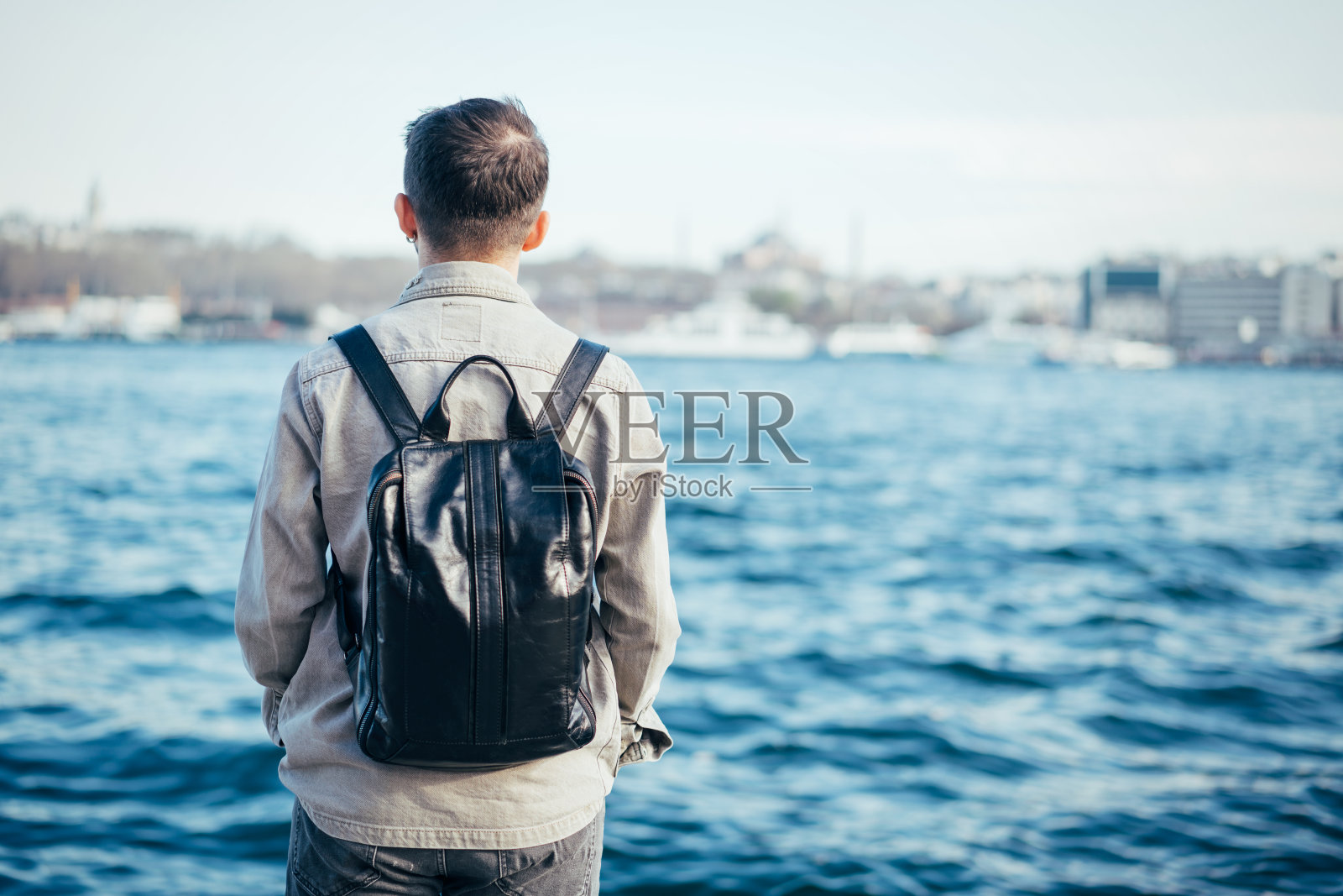 伊斯坦布尔，看博斯普鲁斯海峡的人照片摄影图片