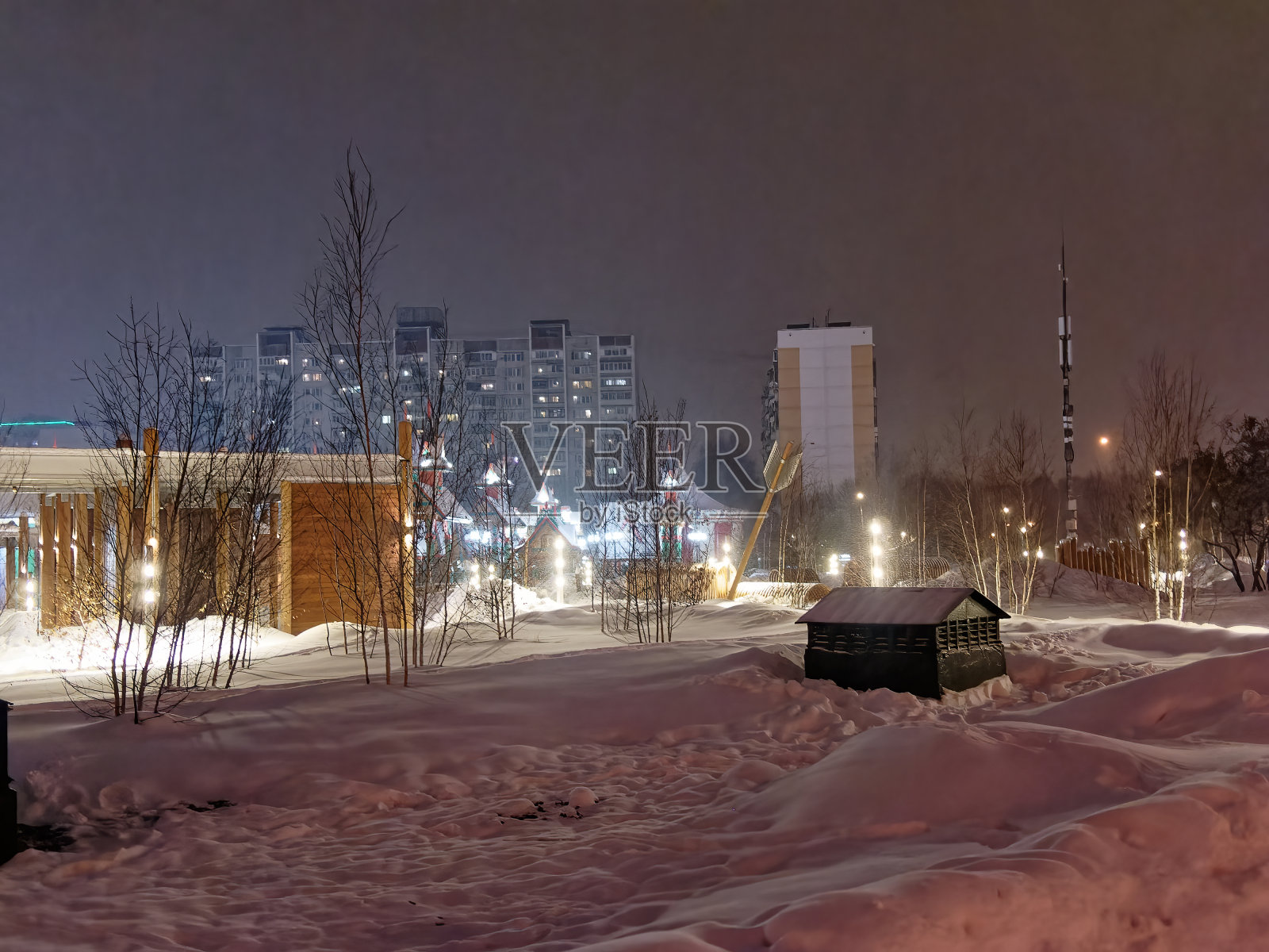 公园里亮起了灯笼照片摄影图片