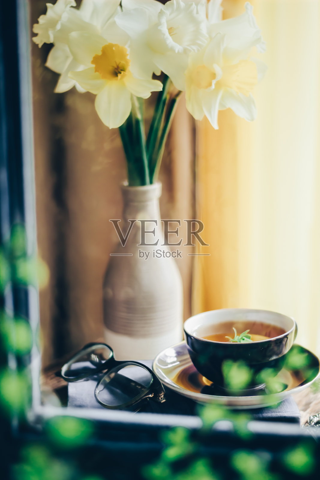 水仙花复古构图。照片摄影图片