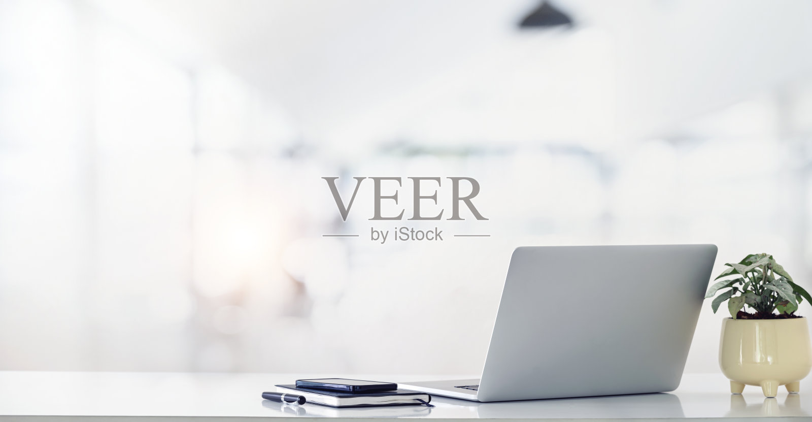 现代商务工作空间，工作空间笔记本电脑的办公桌。模糊的背景。照片摄影图片