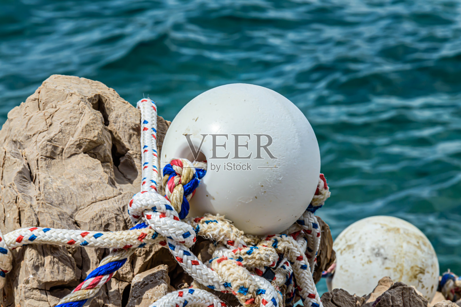 漂浮在岩石上的标记照片摄影图片