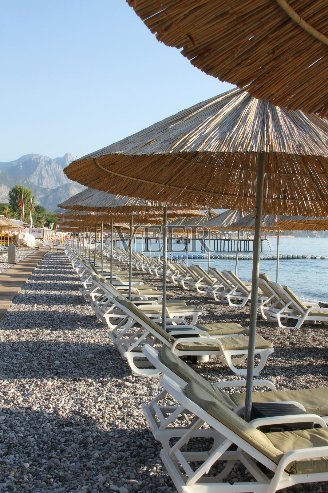 海边的日光浴床照片摄影图片