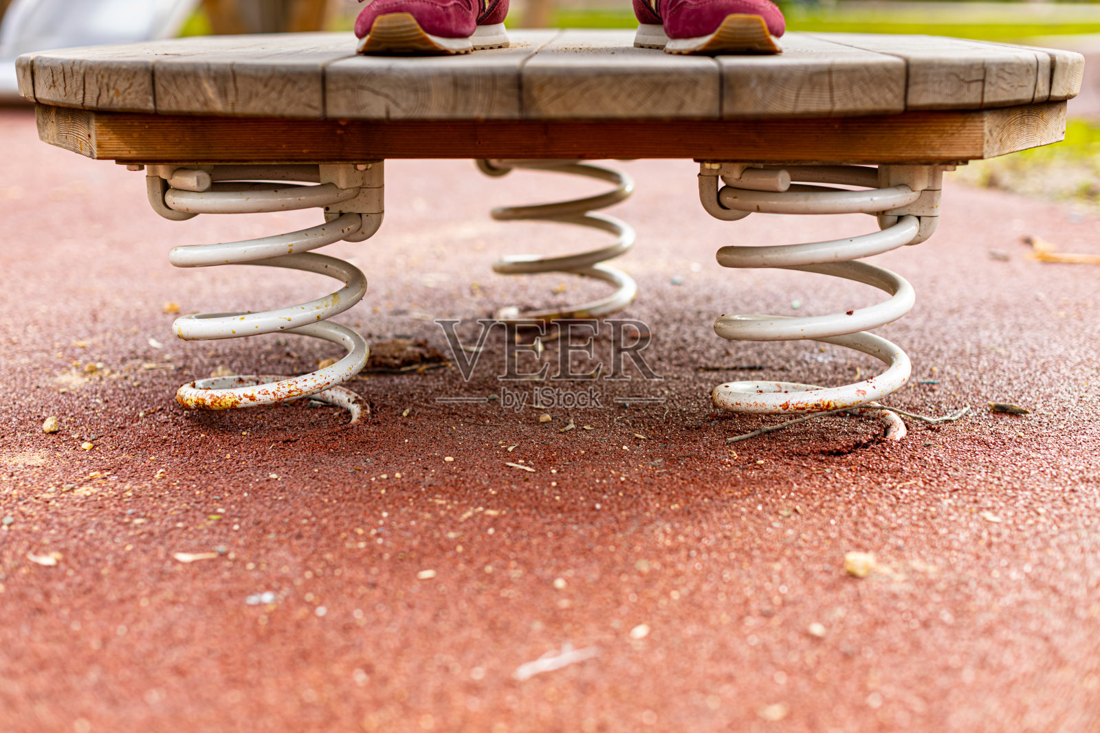 春天在儿童城市公园荡秋千照片摄影图片