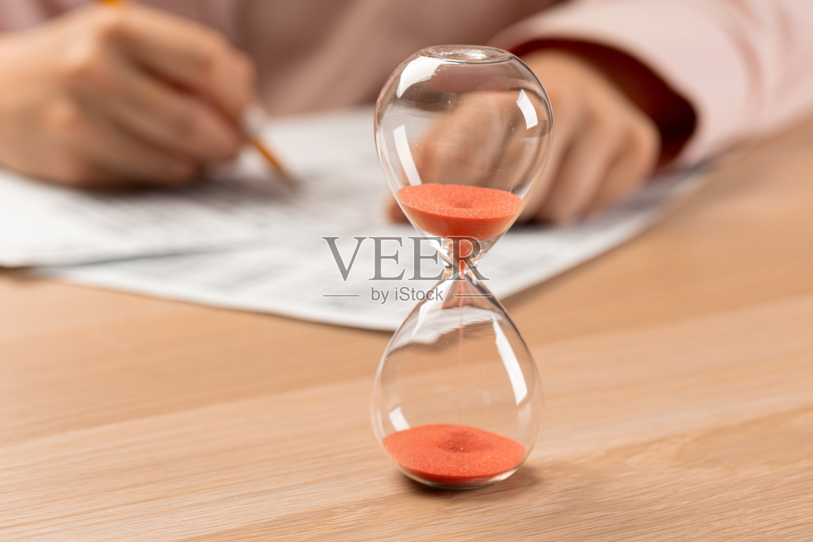 沙漏与时间的流逝，学生手测试在练习和通过考试复写纸，电脑纸与铅笔在学校考场照片摄影图片