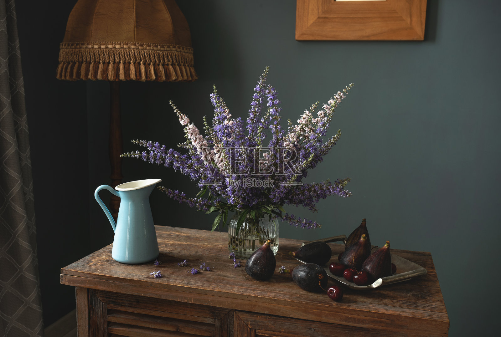 乡村静物与一束矢车菊。照片摄影图片