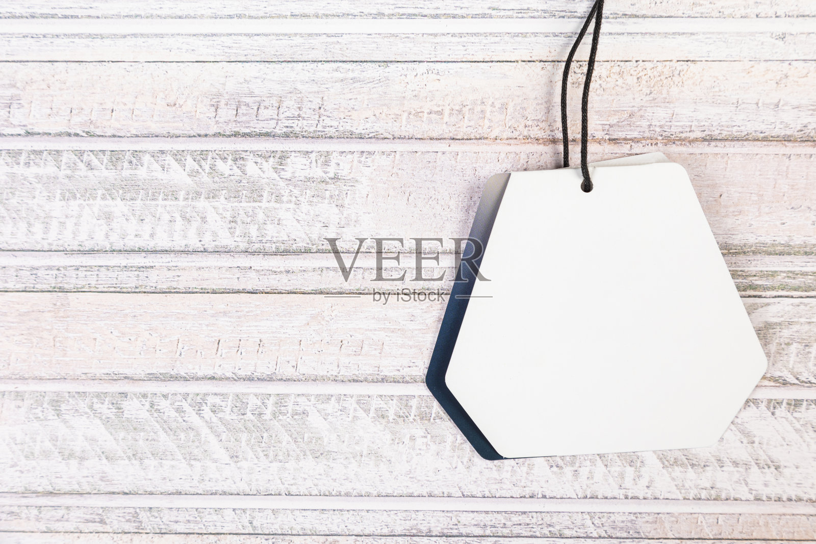 白色空白标签在一个轻木背景照片摄影图片