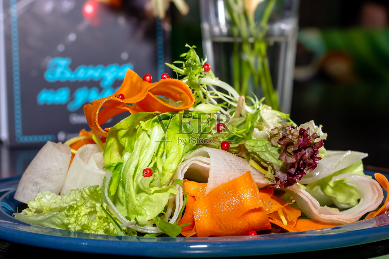 生炒新鲜蔬菜卷心菜、胡萝卜、生菜等供烹饪照片摄影图片