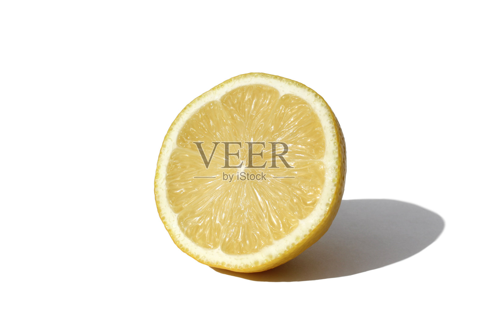 成熟多汁的柠檬躺在一个白色孤立的背景。照片摄影图片