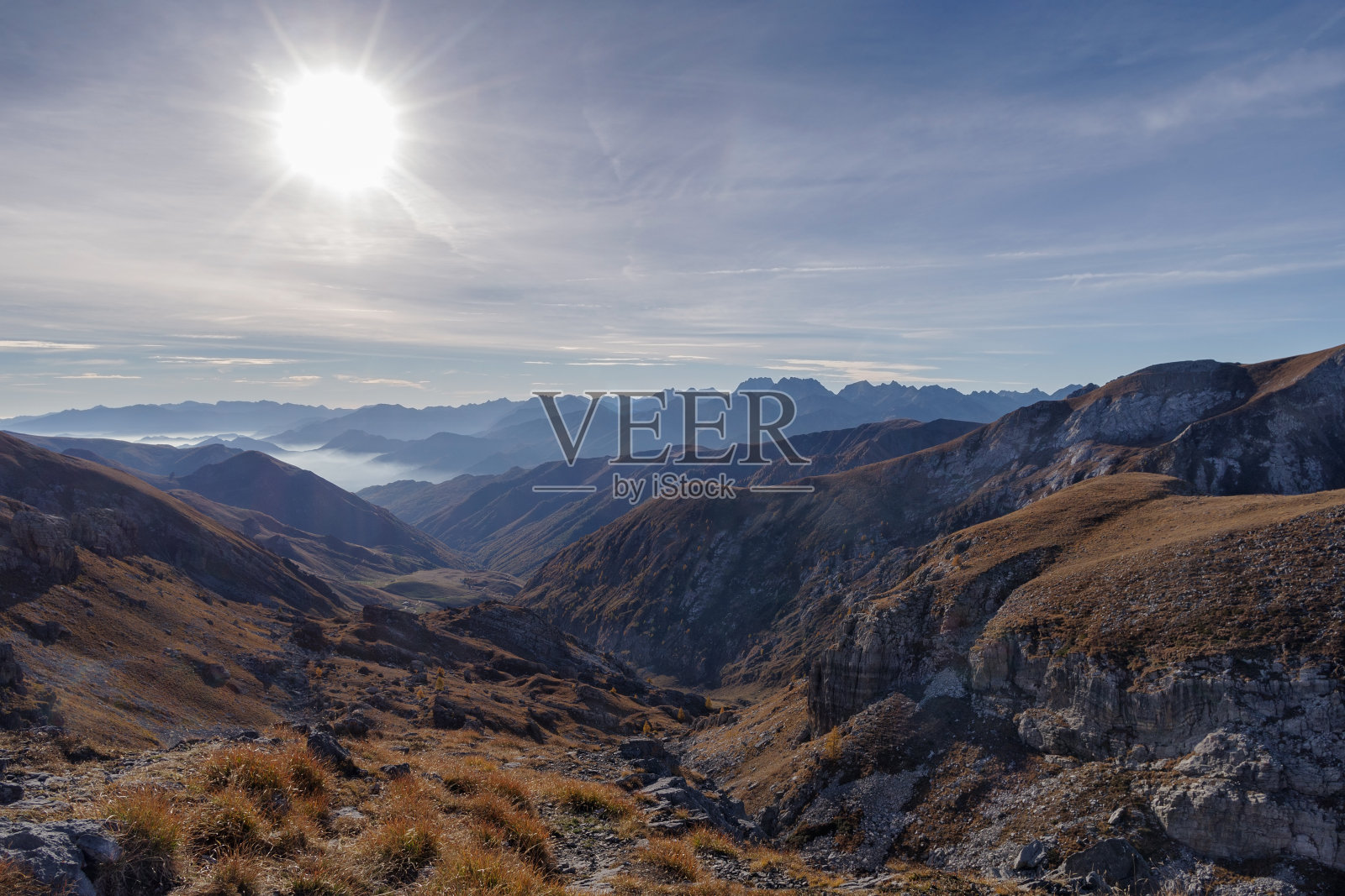 斯图拉迪德蒙特山谷山脉，从科尔福尼亚山口俯瞰，皮埃蒙特，意大利照片摄影图片
