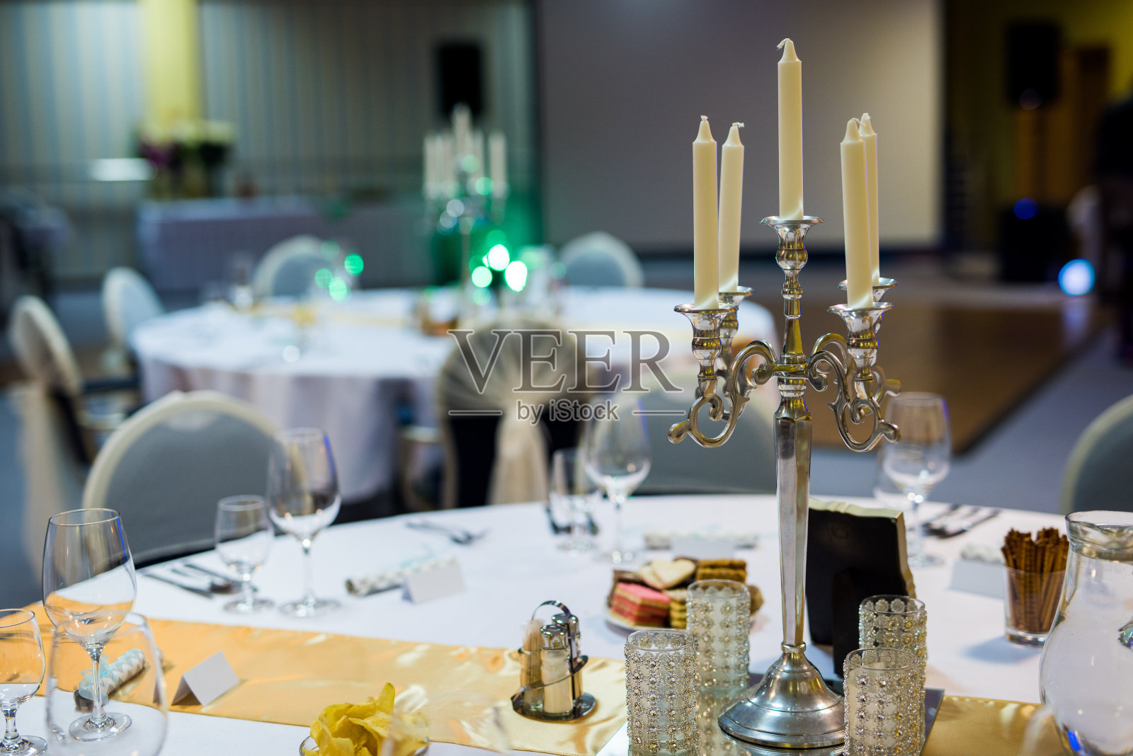 上桌的细节。婚礼餐桌准备晚餐照片摄影图片