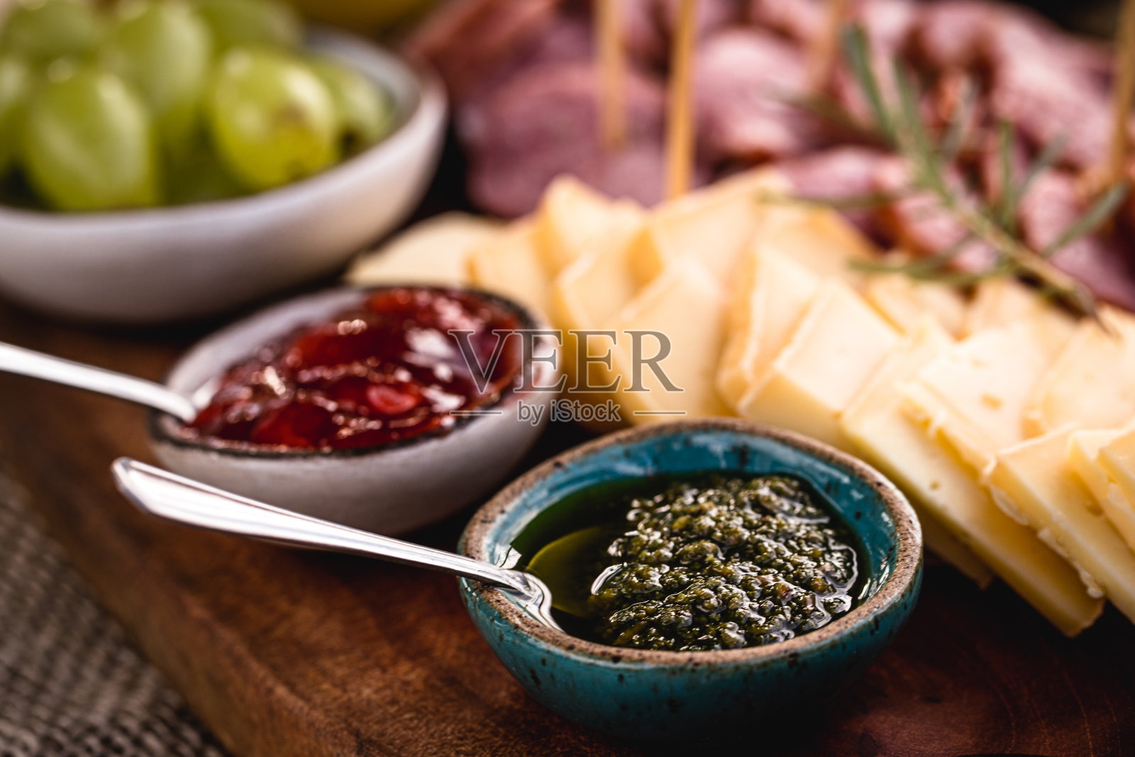 香蒜沙司，一种意大利沙司，由碎罗勒叶、松子、大蒜和盐、磨碎的帕尔马干酪或佩科里诺干酪、特级初榨橄榄油和黑胡椒混合而成照片摄影图片