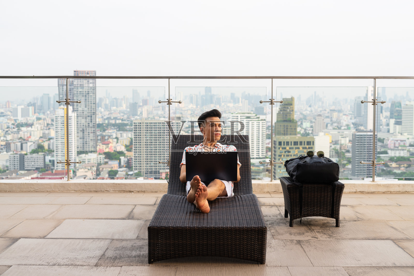 英俊的年轻酷男人享受夏天的肖像照片摄影图片