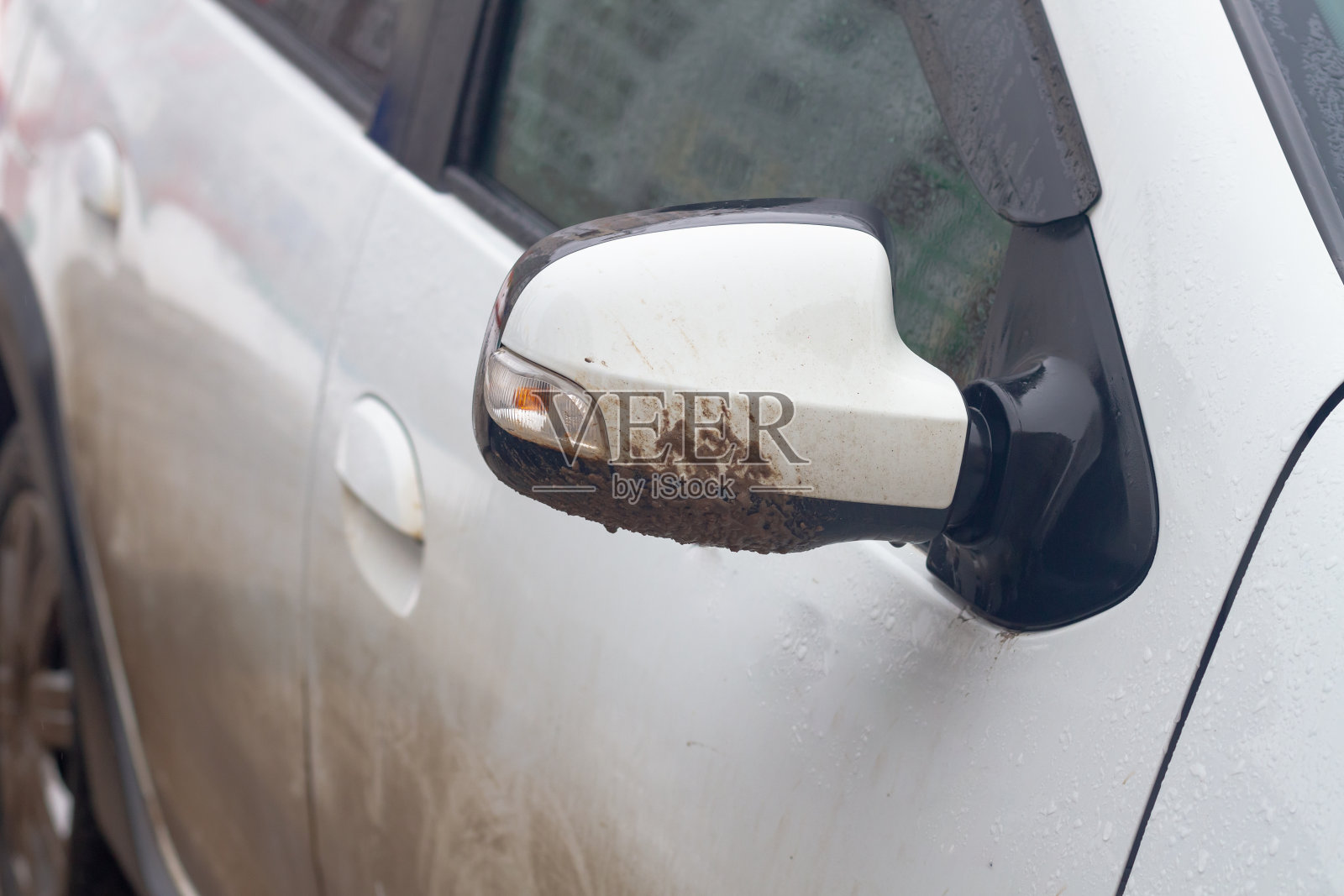 春天或夏天下雨的时候，白色汽车的后视镜会被灰尘覆盖照片摄影图片