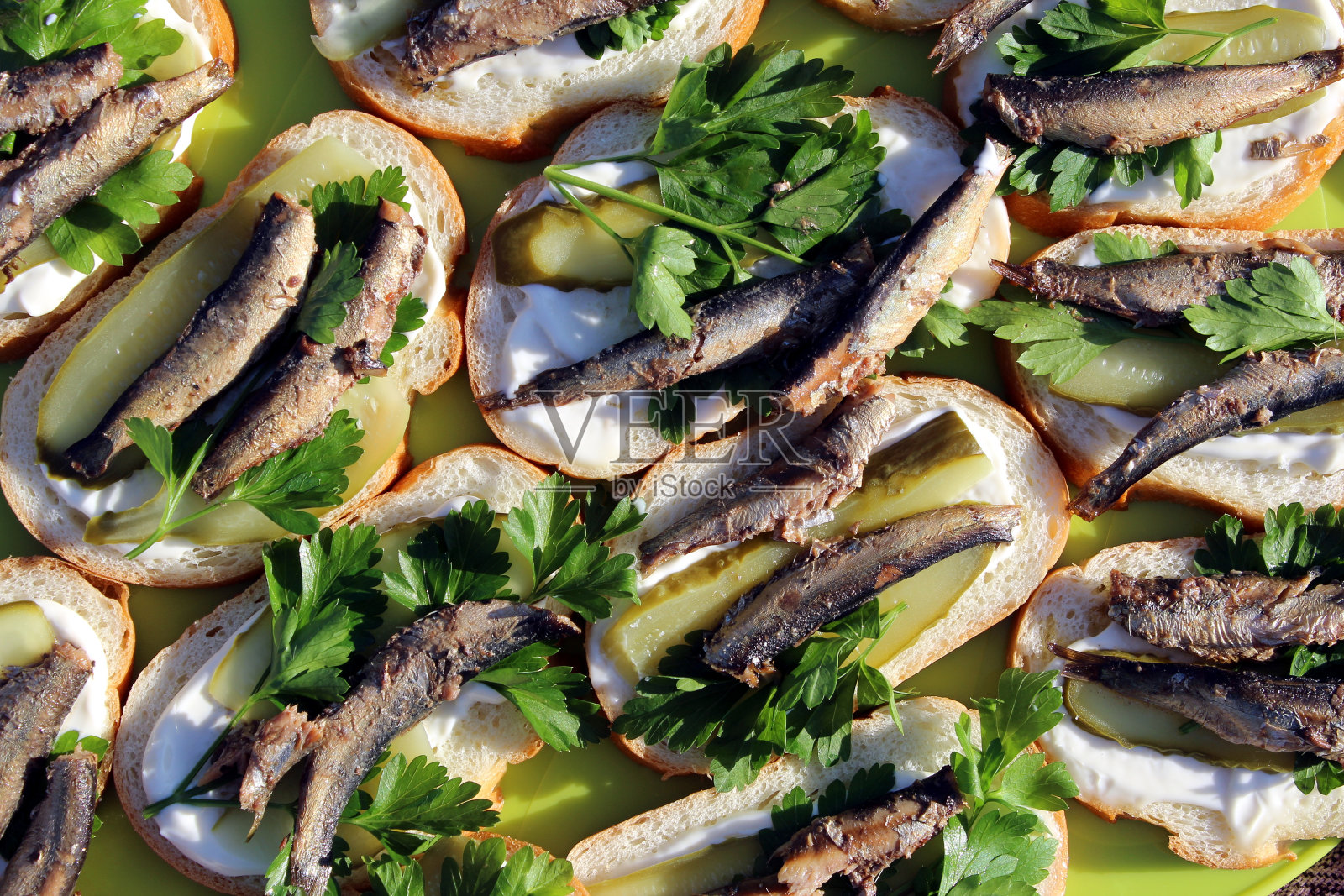 三明治，熏鱼和香草配小麦面包照片摄影图片
