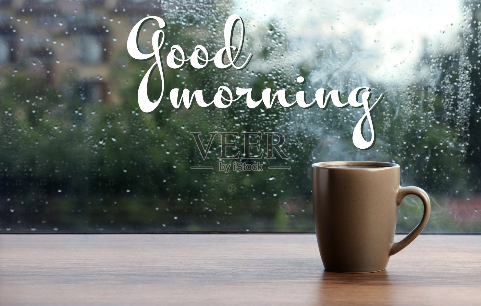 下雨天靠窗喝一杯热饮。早上好照片摄影图片