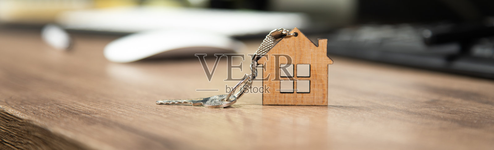 房子形状的钥匙链。照片摄影图片