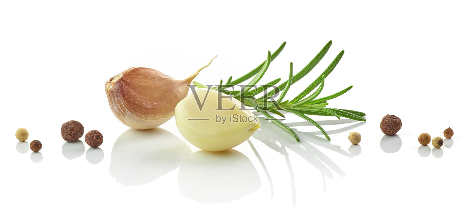 大蒜，迷迭香和胡椒照片摄影图片