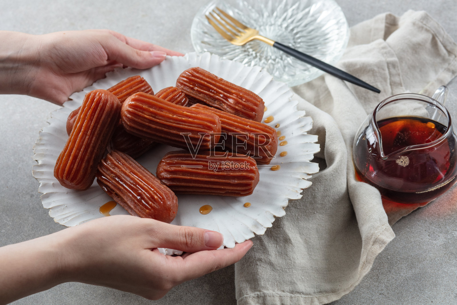 带糖浆的图伦巴甜点照片摄影图片