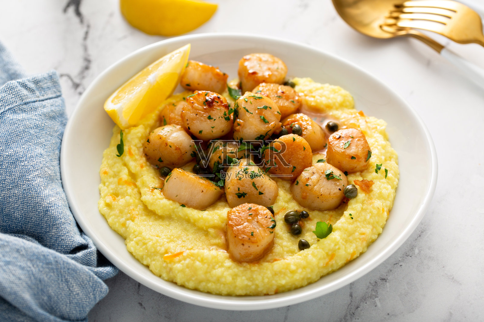 烤扇贝配玉米粉和柠檬酱照片摄影图片