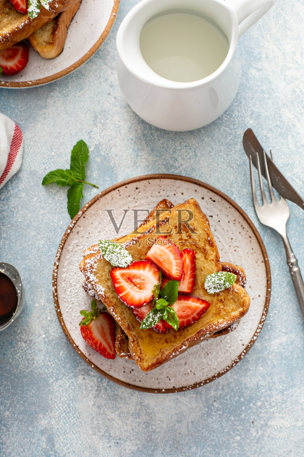 加草莓和糖粉的法式吐司照片摄影图片
