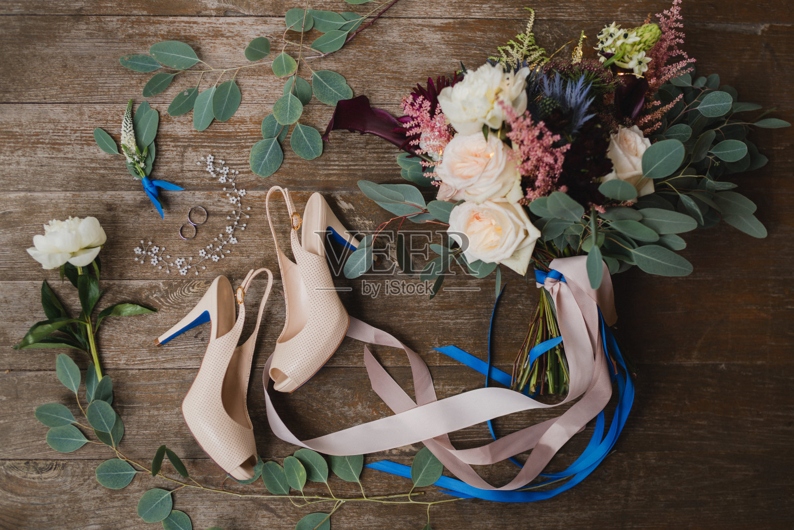 花束与丝绸丝带，女性经典鞋子，胸花，结婚戒指和订婚戒指的天然木制背景。照片摄影图片