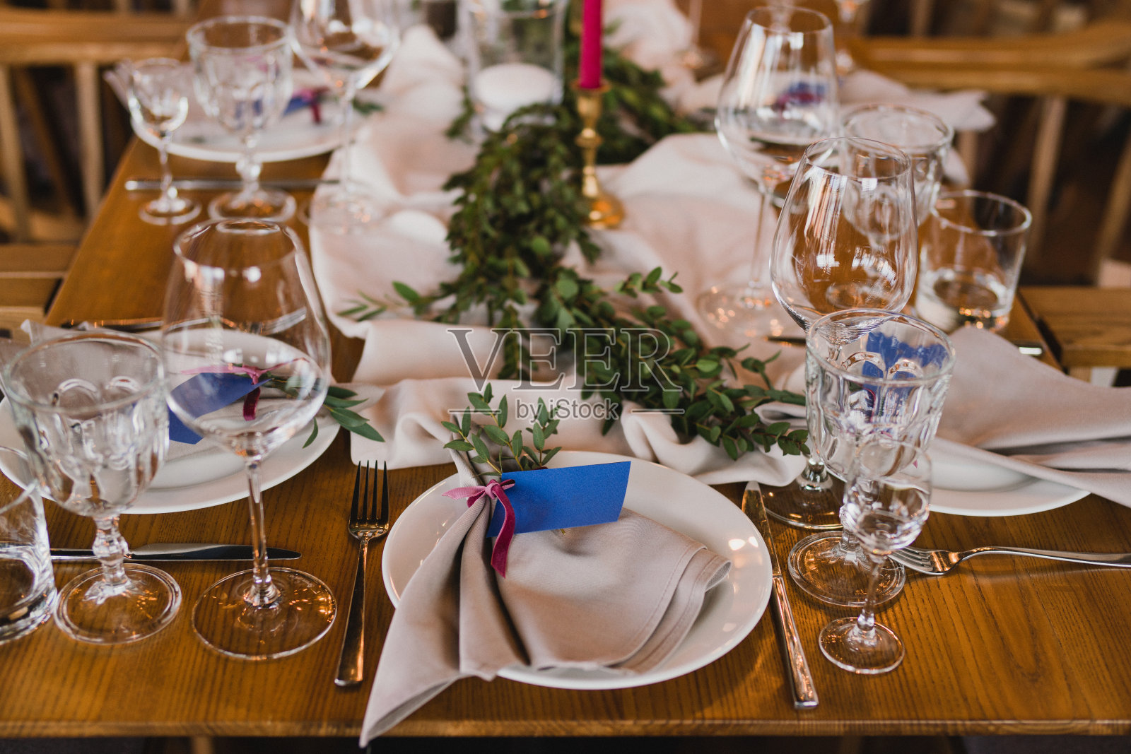 婚宴上的餐桌摆设。照片摄影图片