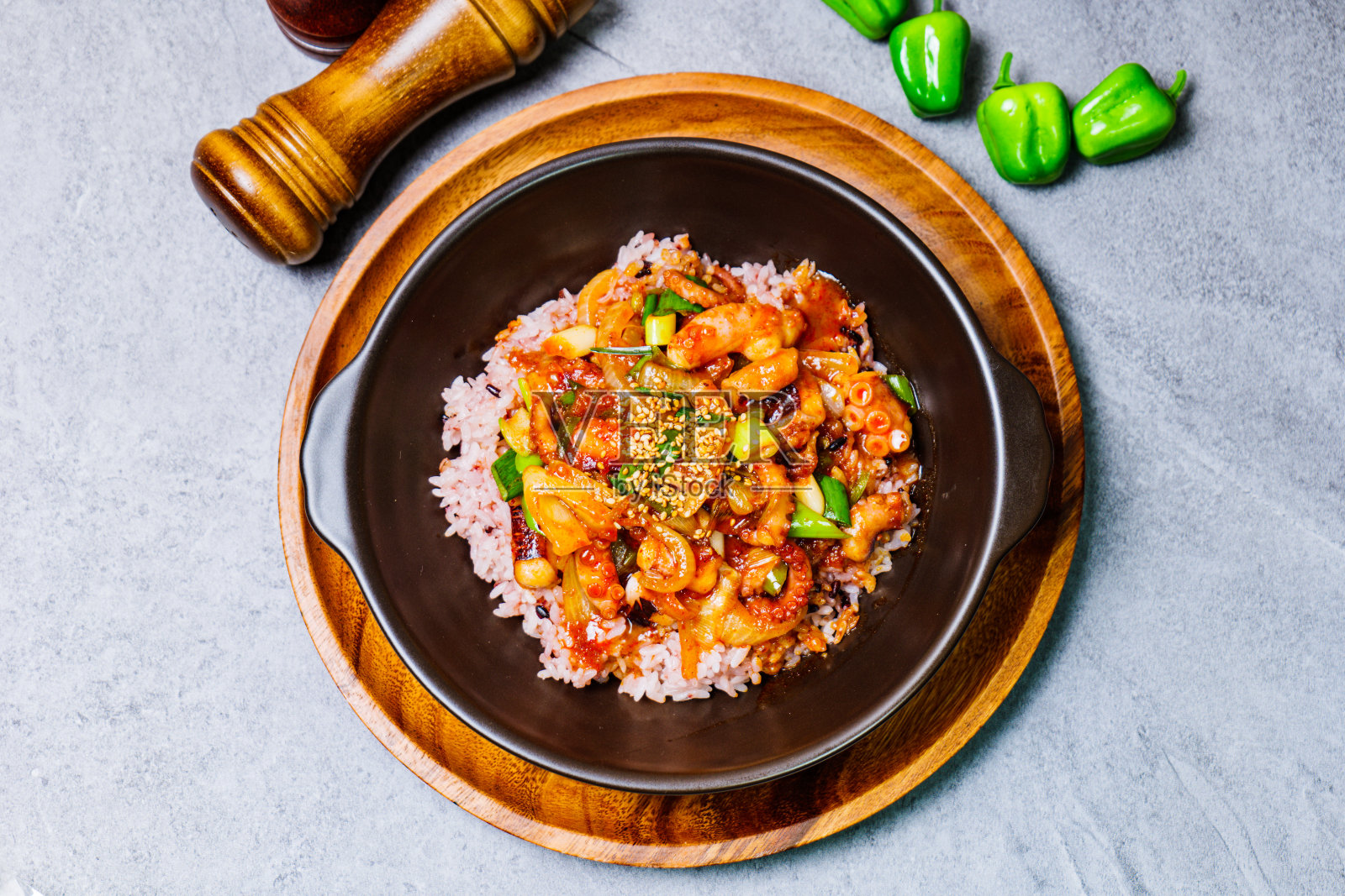 韩国辣炒章鱼饭:这道菜是在一个油煎的锅里，用大火炒洋葱和胡萝卜片，加上酱汁。然后将一口大小的章鱼片加入到半熟的蔬菜中。这是爵士照片摄影图片