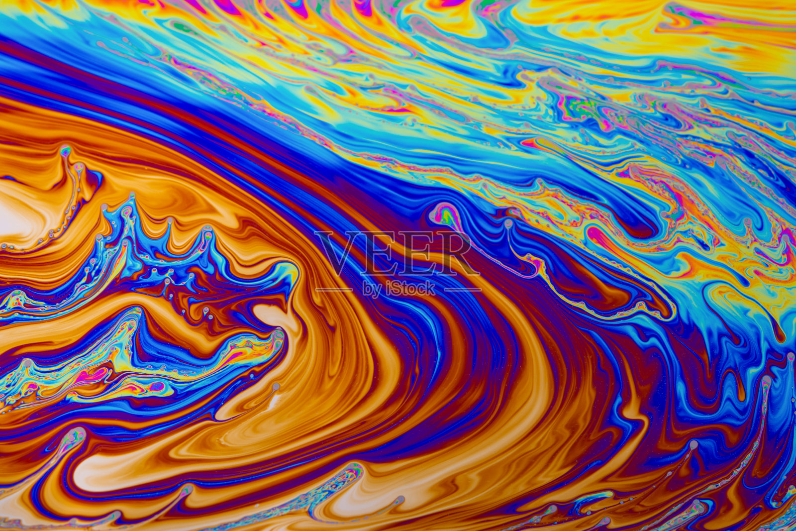 彩虹的颜色。迷幻的多色图案背景。肥皂泡的照片微距拍摄照片摄影图片