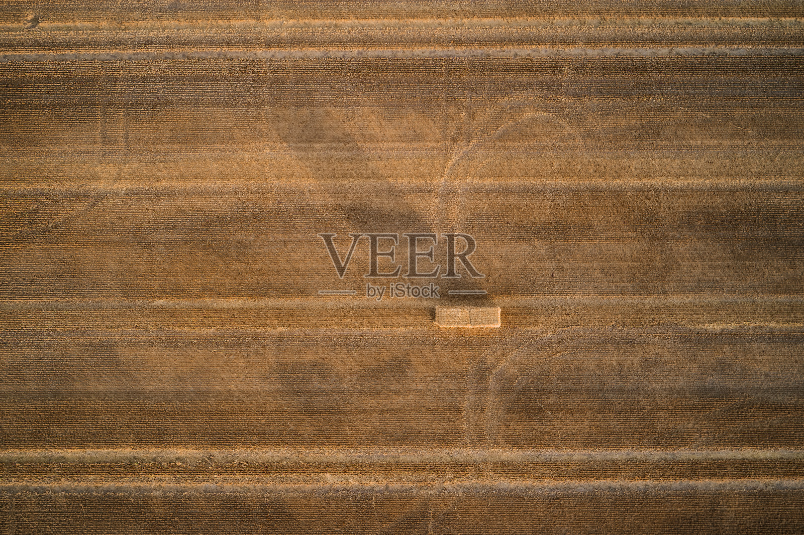 小麦几乎收割完毕照片摄影图片