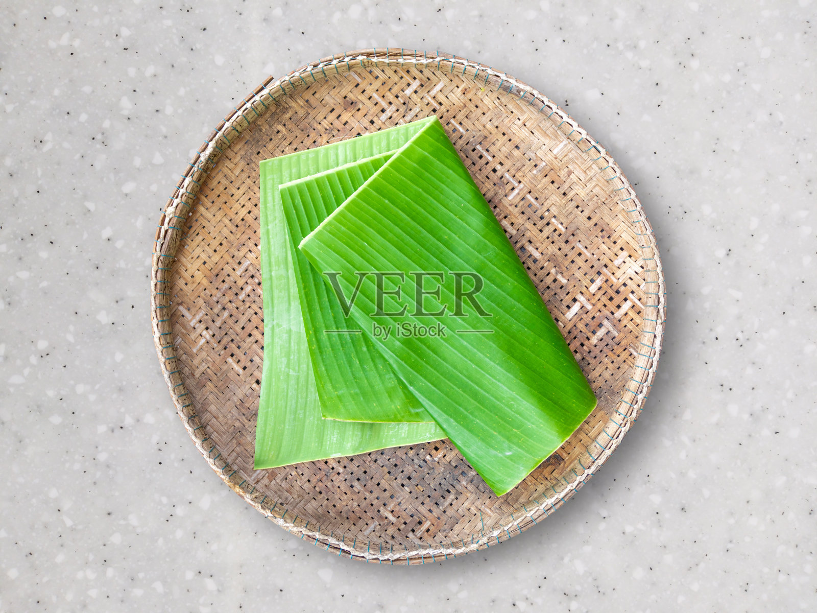 绿香蕉叶放在竹托盘上照片摄影图片