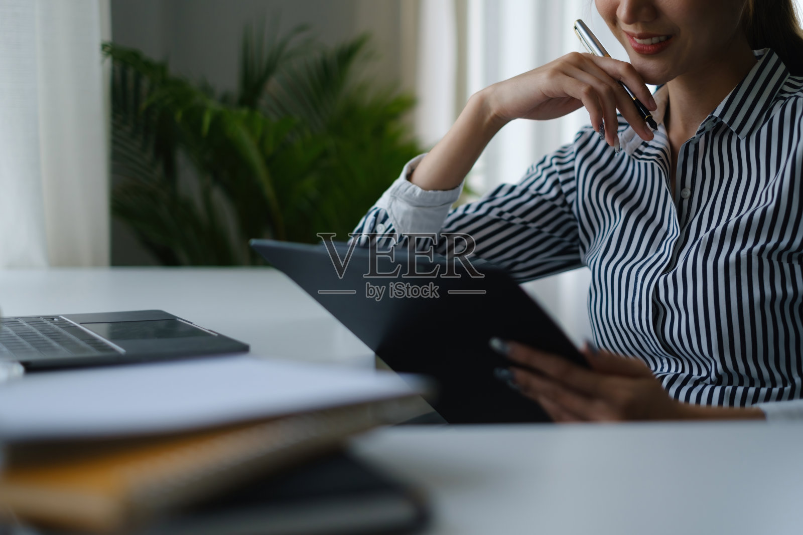 现代亚洲商业女性有信心在办公室处理财务问题。会计的概念。照片摄影图片