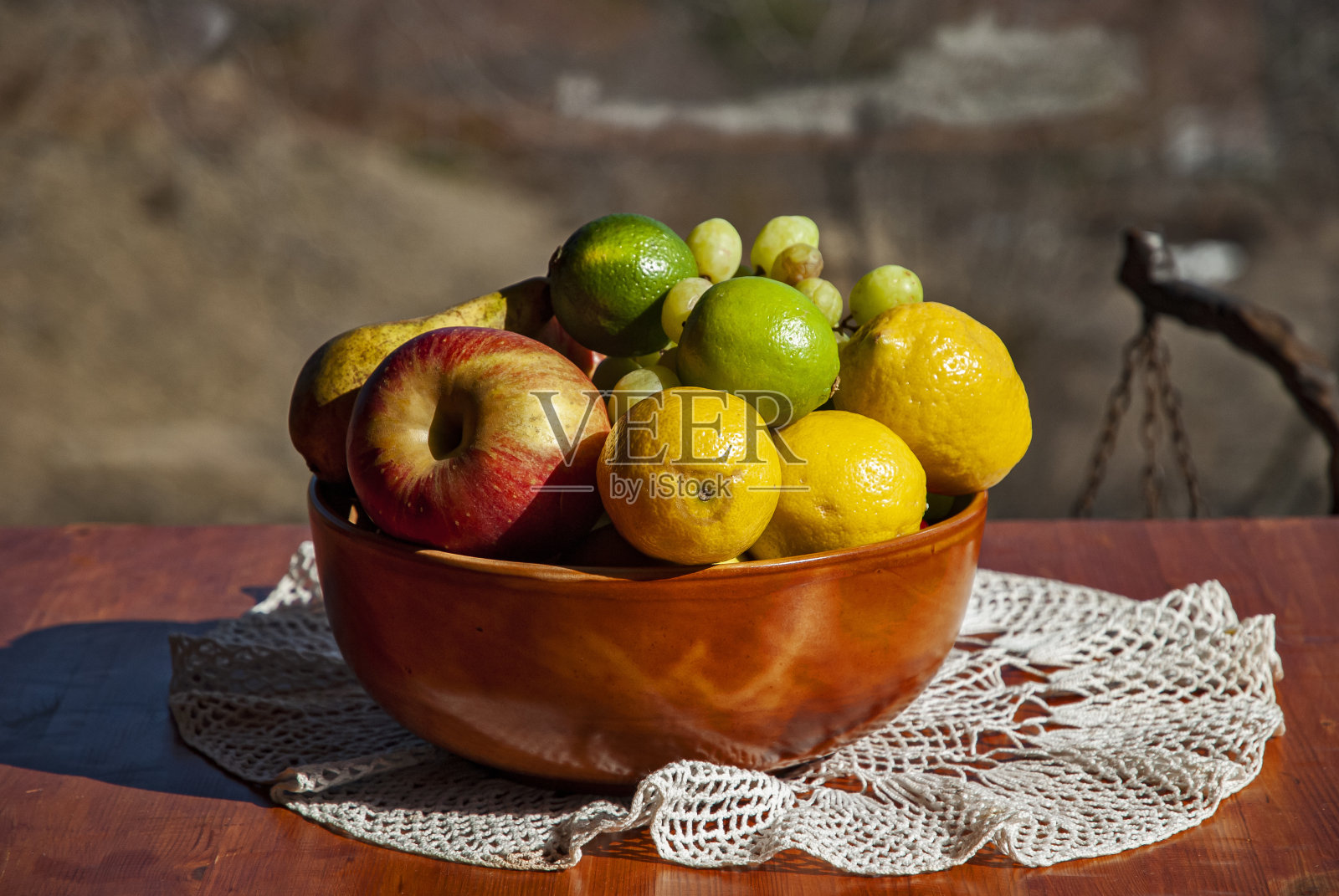 装着新鲜水果的木碗照片摄影图片