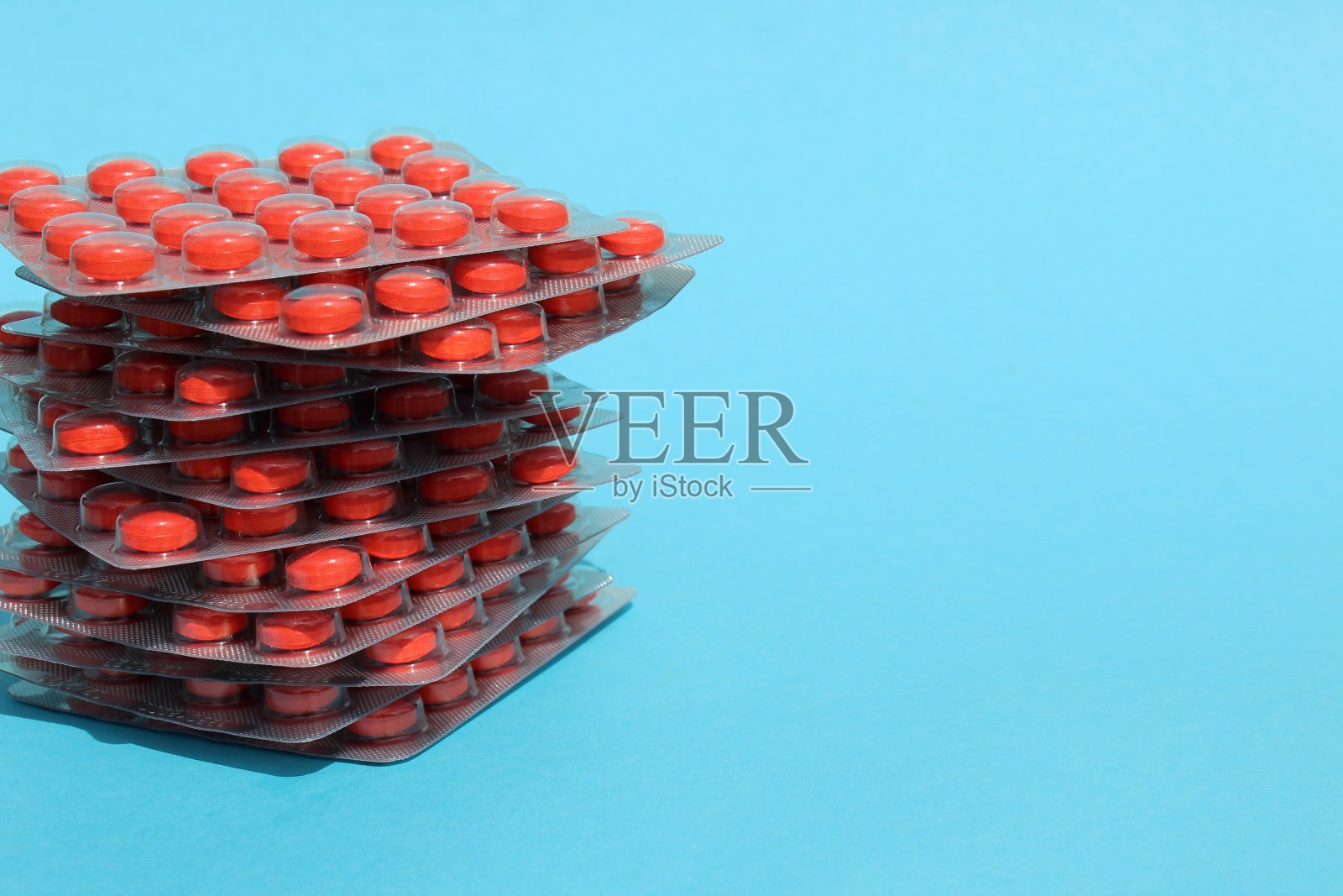 红色药丸装在一个包裹里，排成一列照片摄影图片